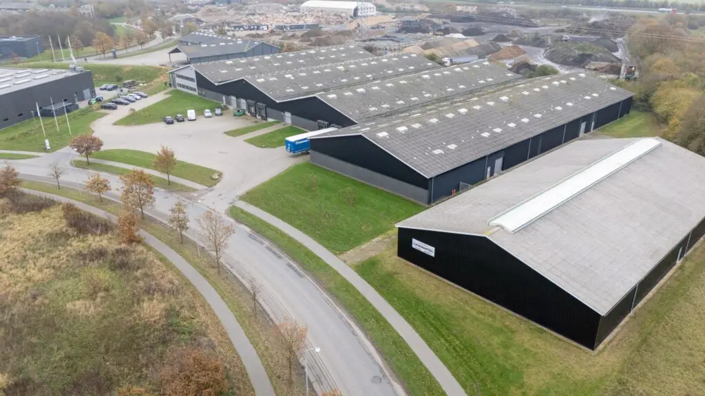 Luftfoto af moderne lagerbygninger og distributionsfaciliteter tilhørende Behrens Logistik.