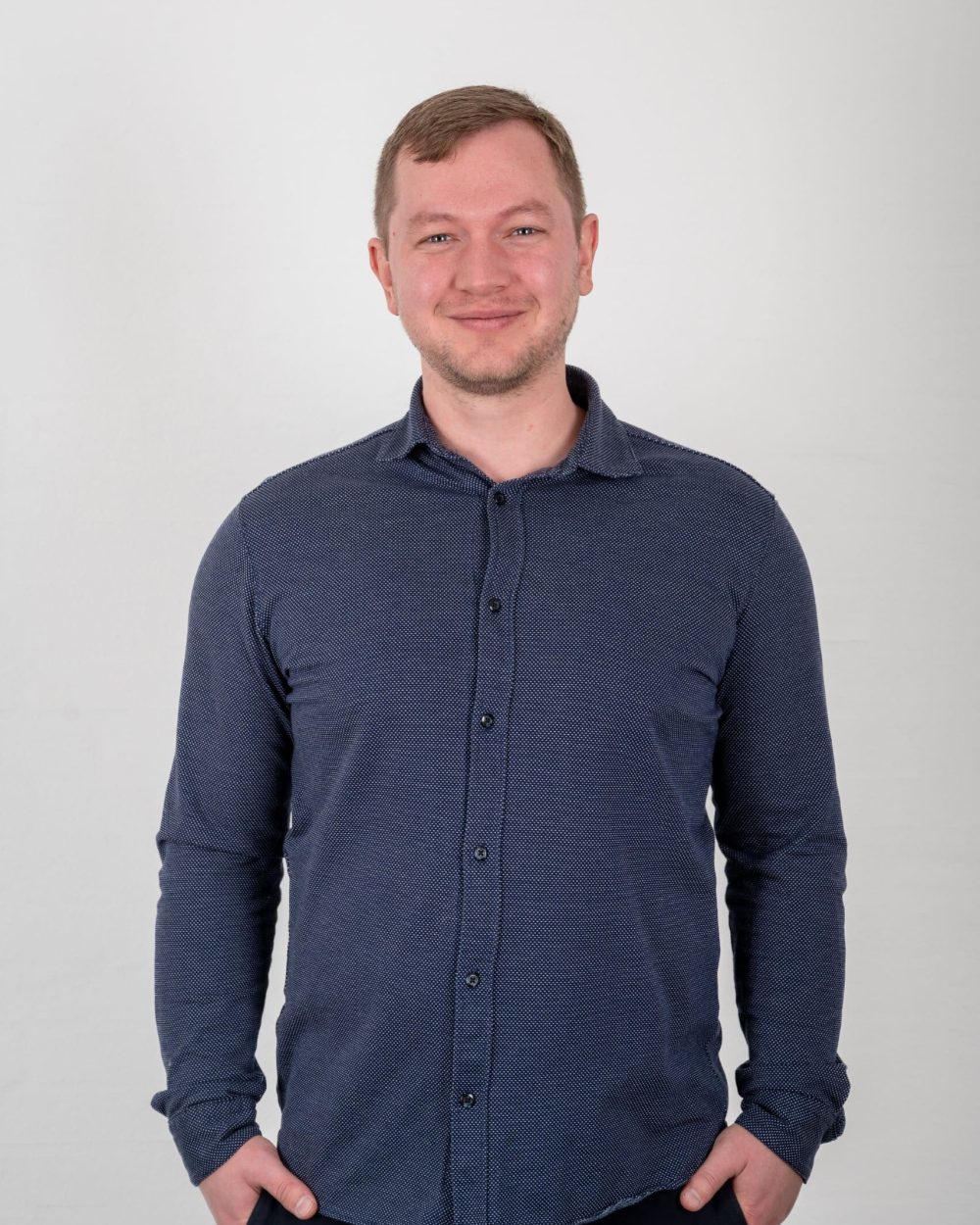 Glad mand i blåstribet skjorte, potentielt medarbejder eller repræsentant for Behrens Logistik.